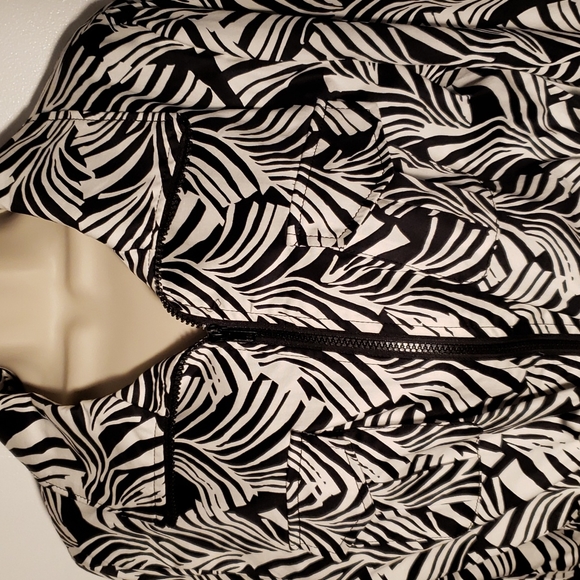 Keren Hart size L spring jacket. In like new condition. - Picture 2 of 7